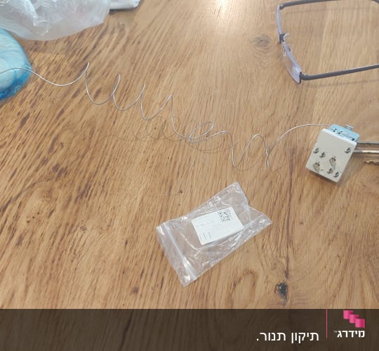 חוט מתכת, שקית פלסטיק, מפתח עם רכיב חשמלי